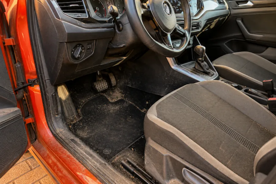 interior-car-cleaning-luxembourg-before (1)